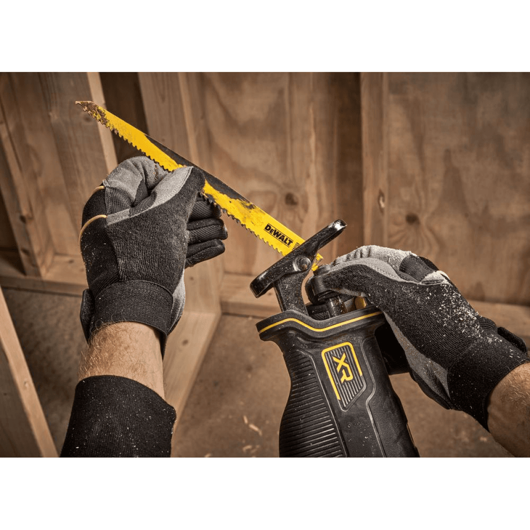 Аккумуляторная сабельная пила DeWALT DCS382N